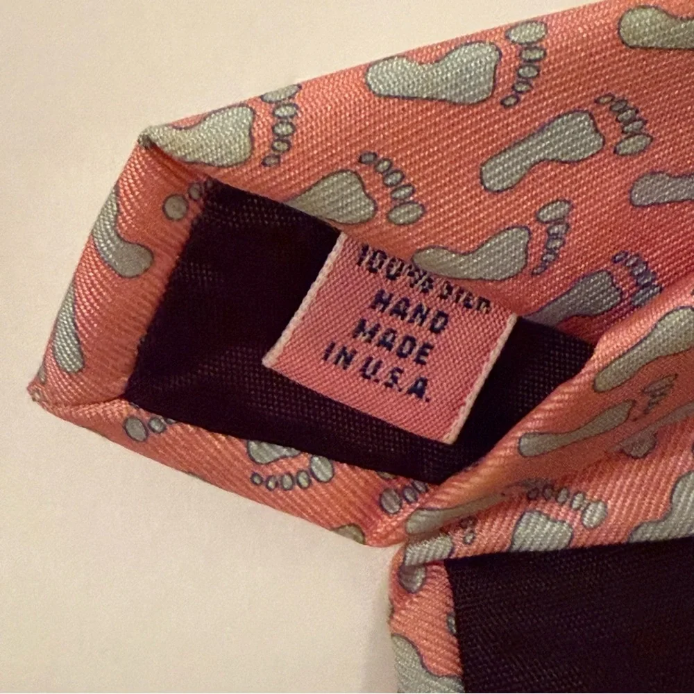 VINEYARD VINES MENS TIE PINK BLUE BARE FOOT PRINT SILK ACCESSORY USA HANDMADE